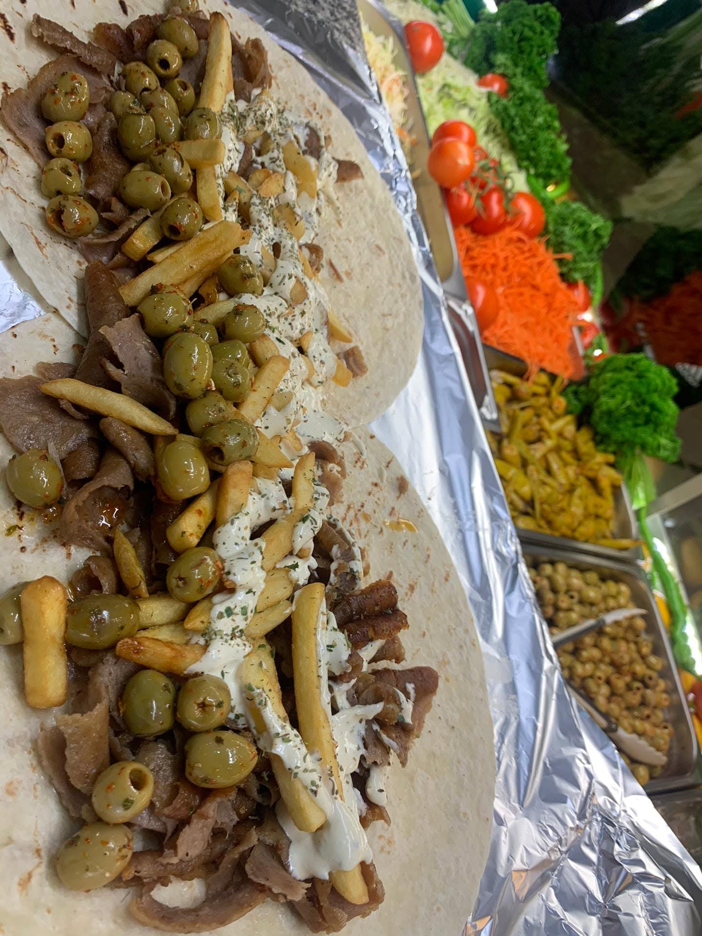 Durum garni de viande, frites et olives